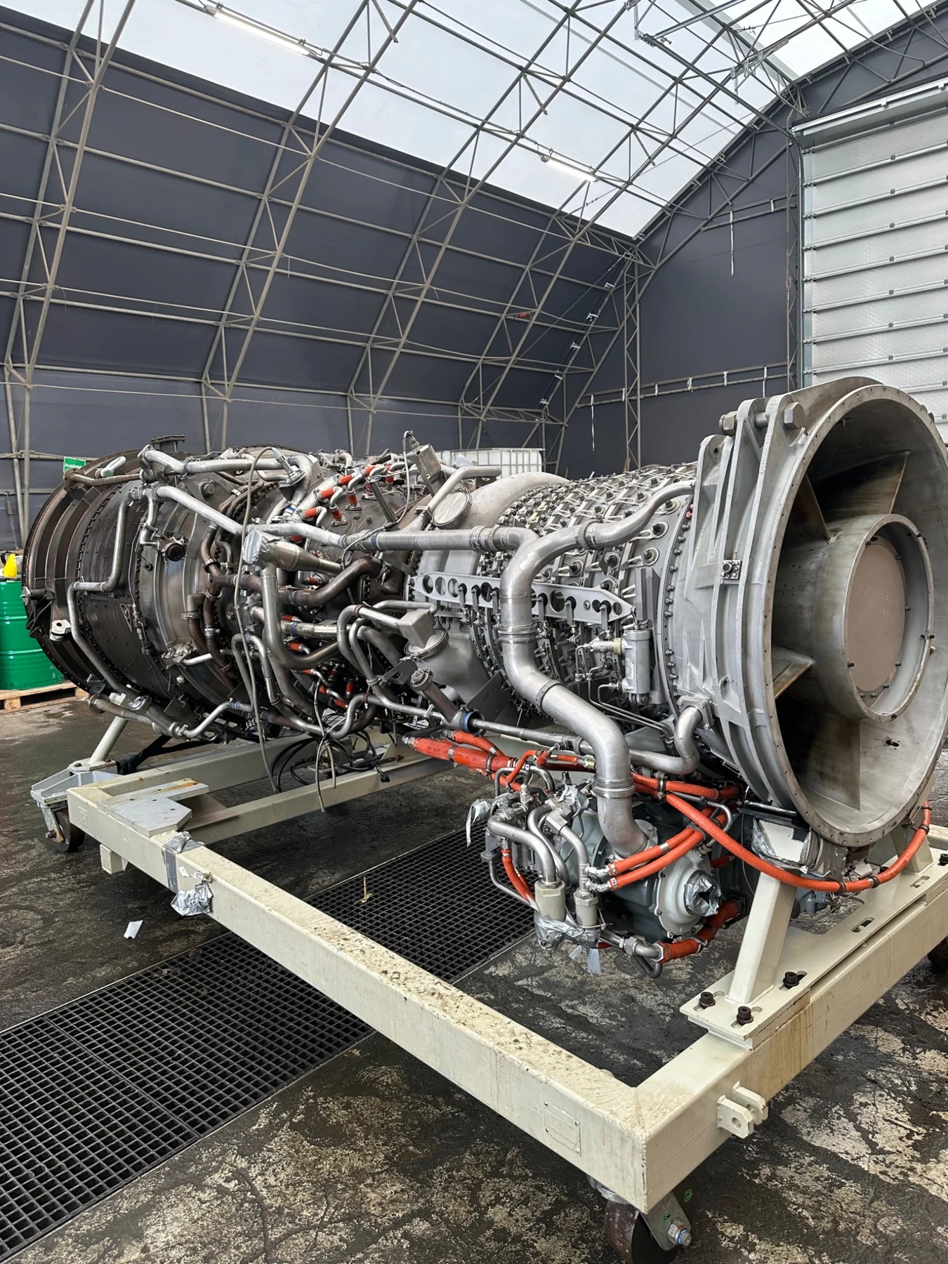 Gassturbin i industrihall