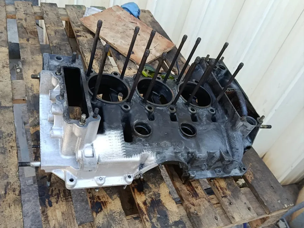 Motorblokk der en del er renset for olje og smuss