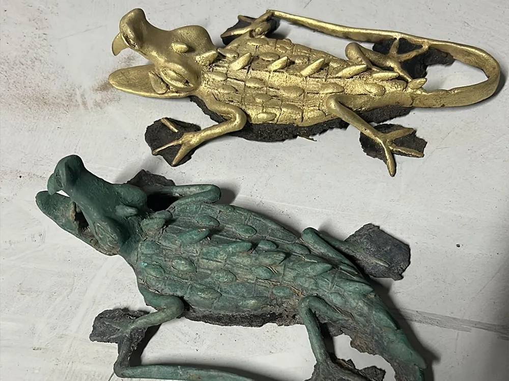 To bronsefigurer: en grønn av irr og en renset til blank bronse