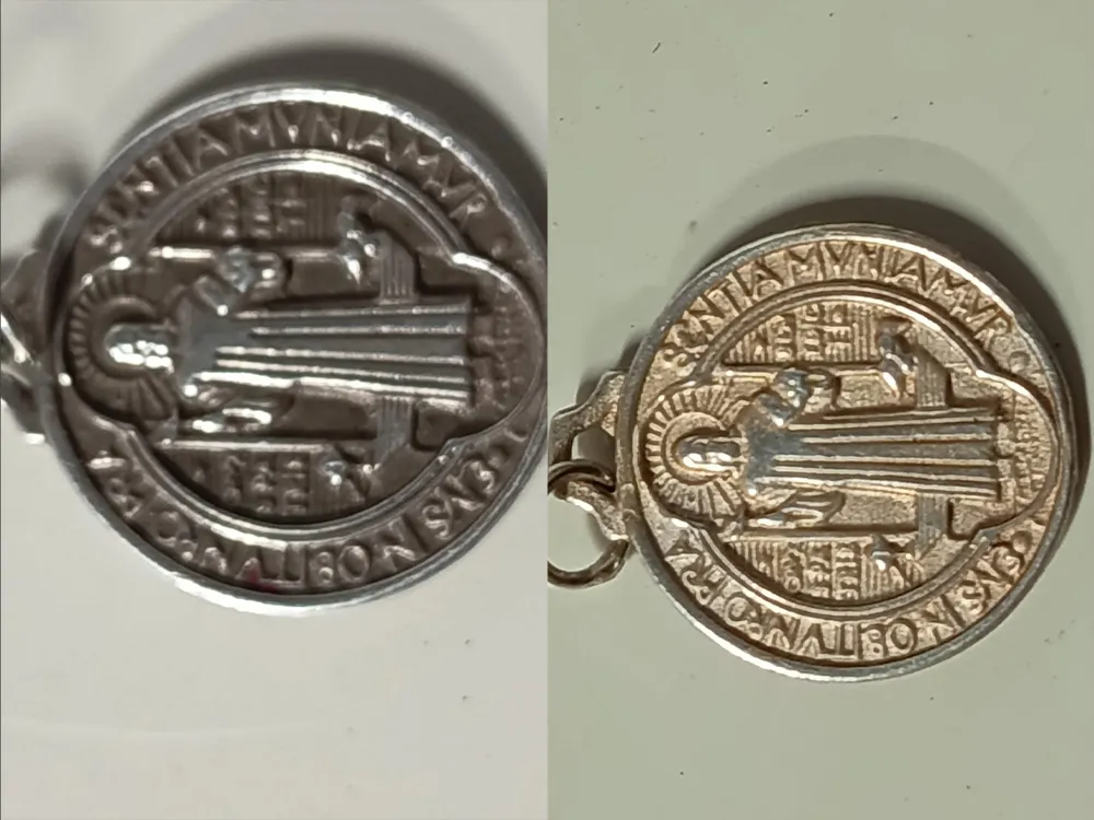 Medaljong med mørk anløpning før rensing, og lys etterpå