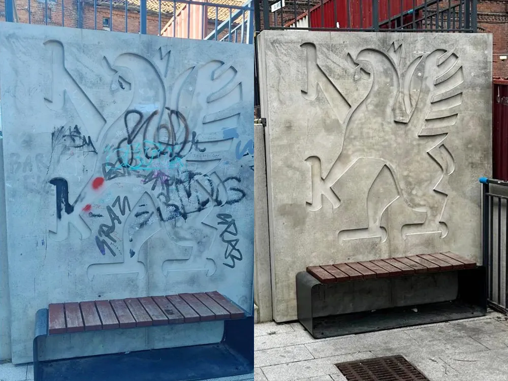 Betongrelieff med graffiti før rensing, og rent etterpå