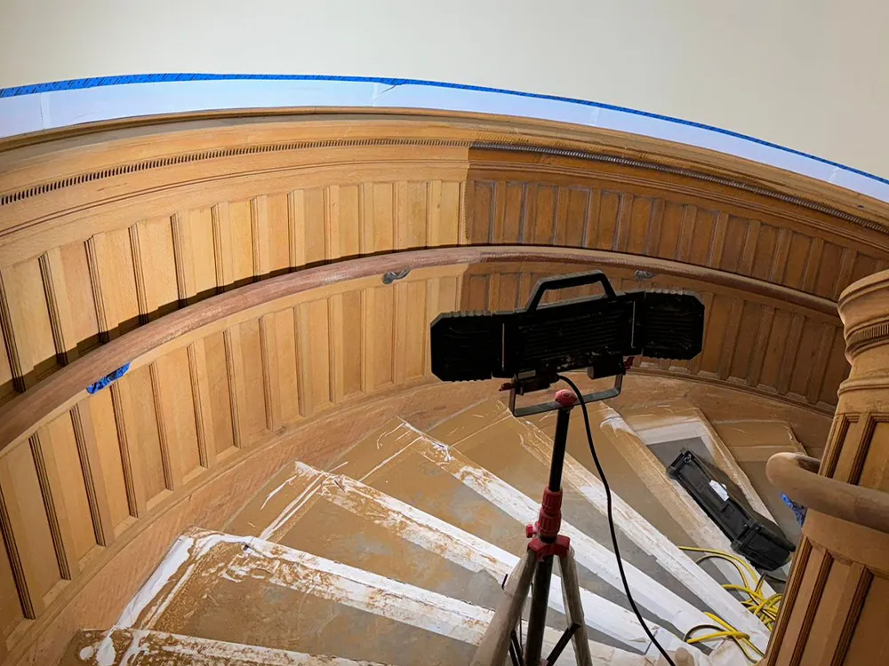 Buet trapp med panel i tre under laserrensing
